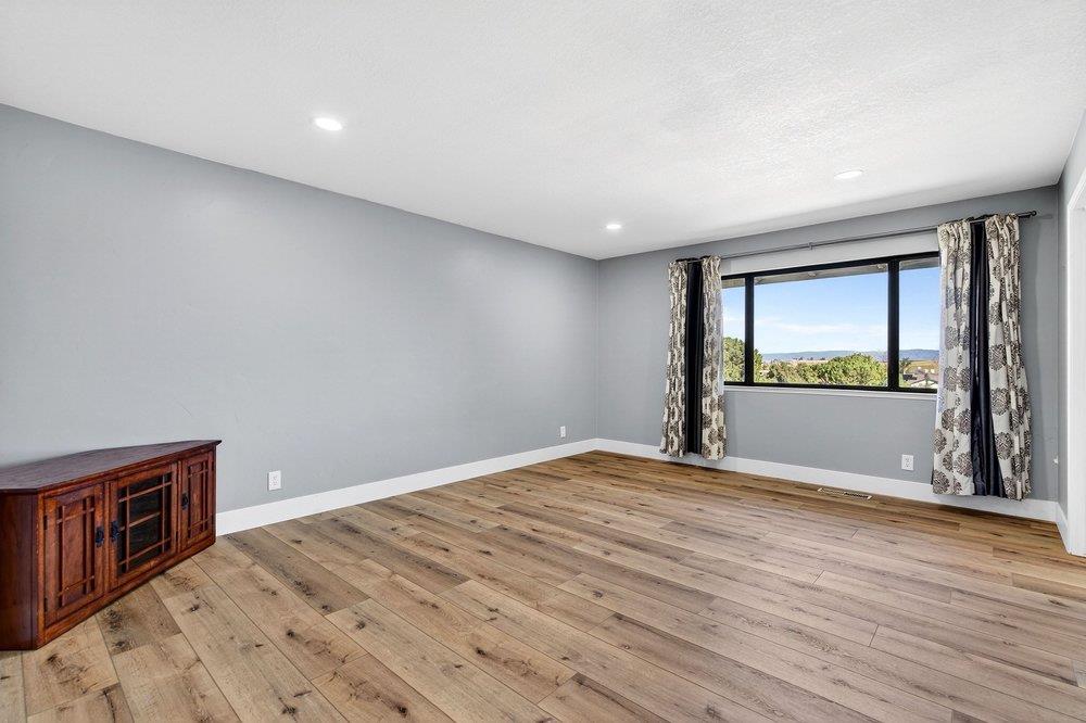 Detail Gallery Image 33 of 75 For 913 Ridgemark Dr, Hollister,  CA 95023 - 3 Beds | 2/1 Baths