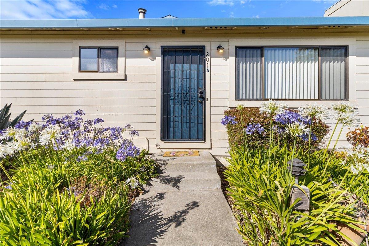 Detail Gallery Image 3 of 25 For 201 Silver Leaf Dr a,  Watsonville,  CA 95076 - 2 Beds | 1/1 Baths