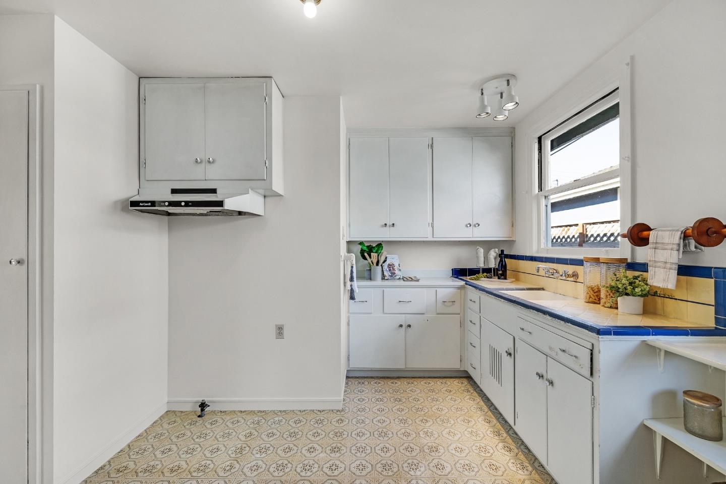 Detail Gallery Image 4 of 22 For 817 Circle Ct, South San Francisco,  CA 94080 - 4 Beds | 1 Baths