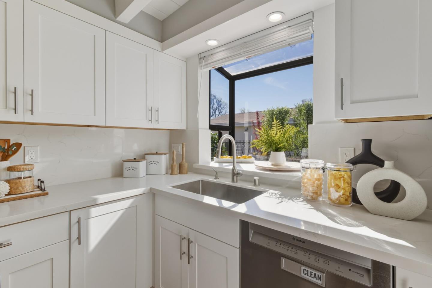 Detail Gallery Image 16 of 59 For 1761 Klamath Ave, San Mateo,  CA 94403 - 3 Beds | 2/1 Baths