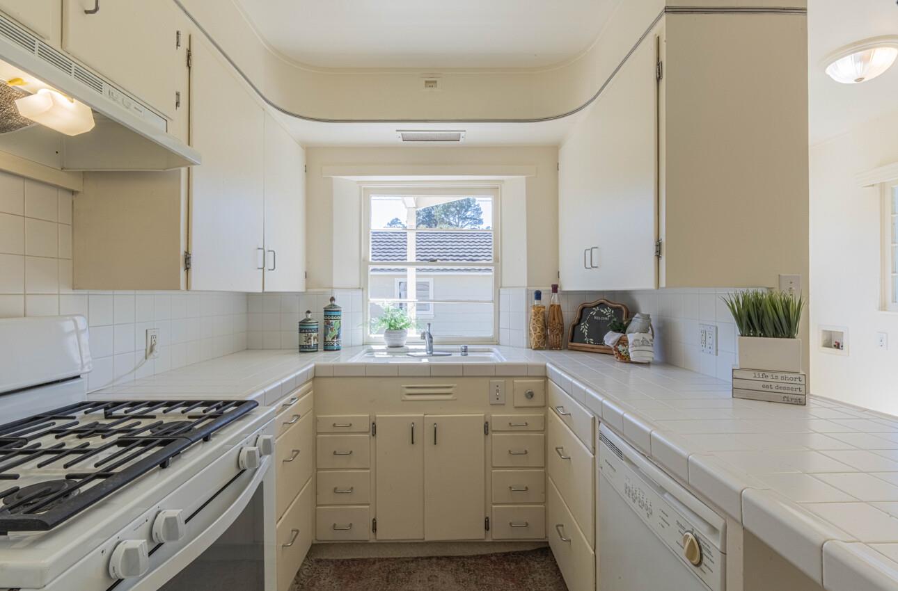 Detail Gallery Image 11 of 35 For 665 Hillcrest Ave, Pacific Grove,  CA 93950 - 3 Beds | 2 Baths