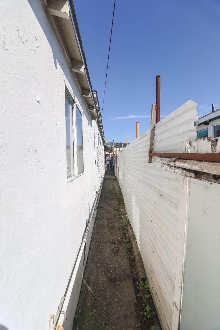 Detail Gallery Image 2 of 3 For 7118 Halliday Ave, Oakland,  CA 94605 - 2 Beds | 1 Baths