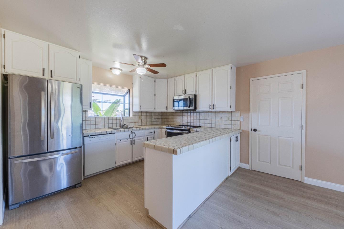 Detail Gallery Image 4 of 28 For 1519 Los Altos Way, Salinas,  CA 93906 - 3 Beds | 2 Baths