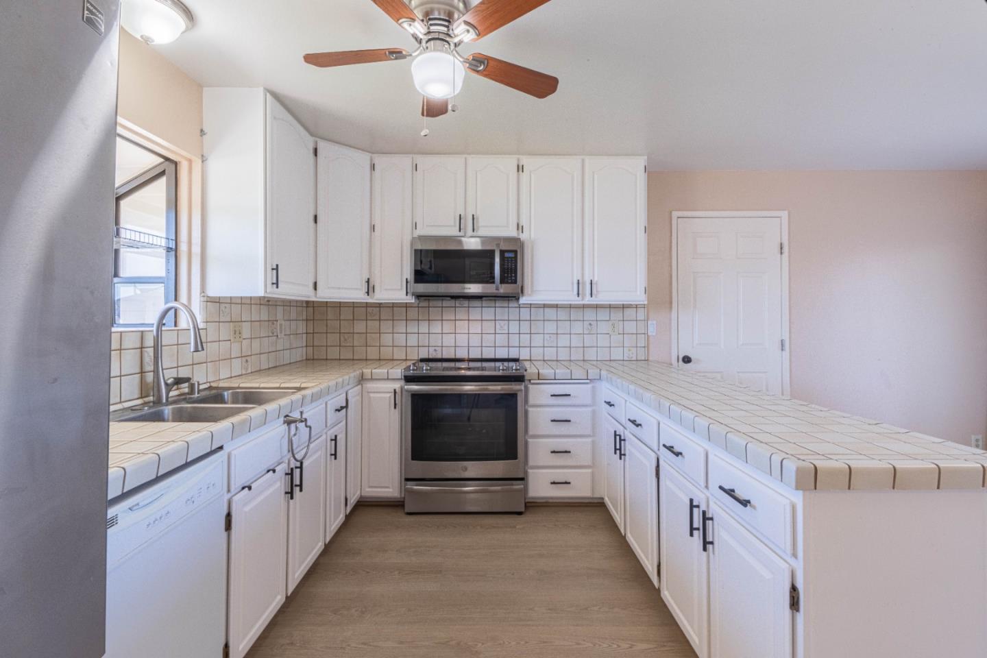 Detail Gallery Image 6 of 28 For 1519 Los Altos Way, Salinas,  CA 93906 - 3 Beds | 2 Baths