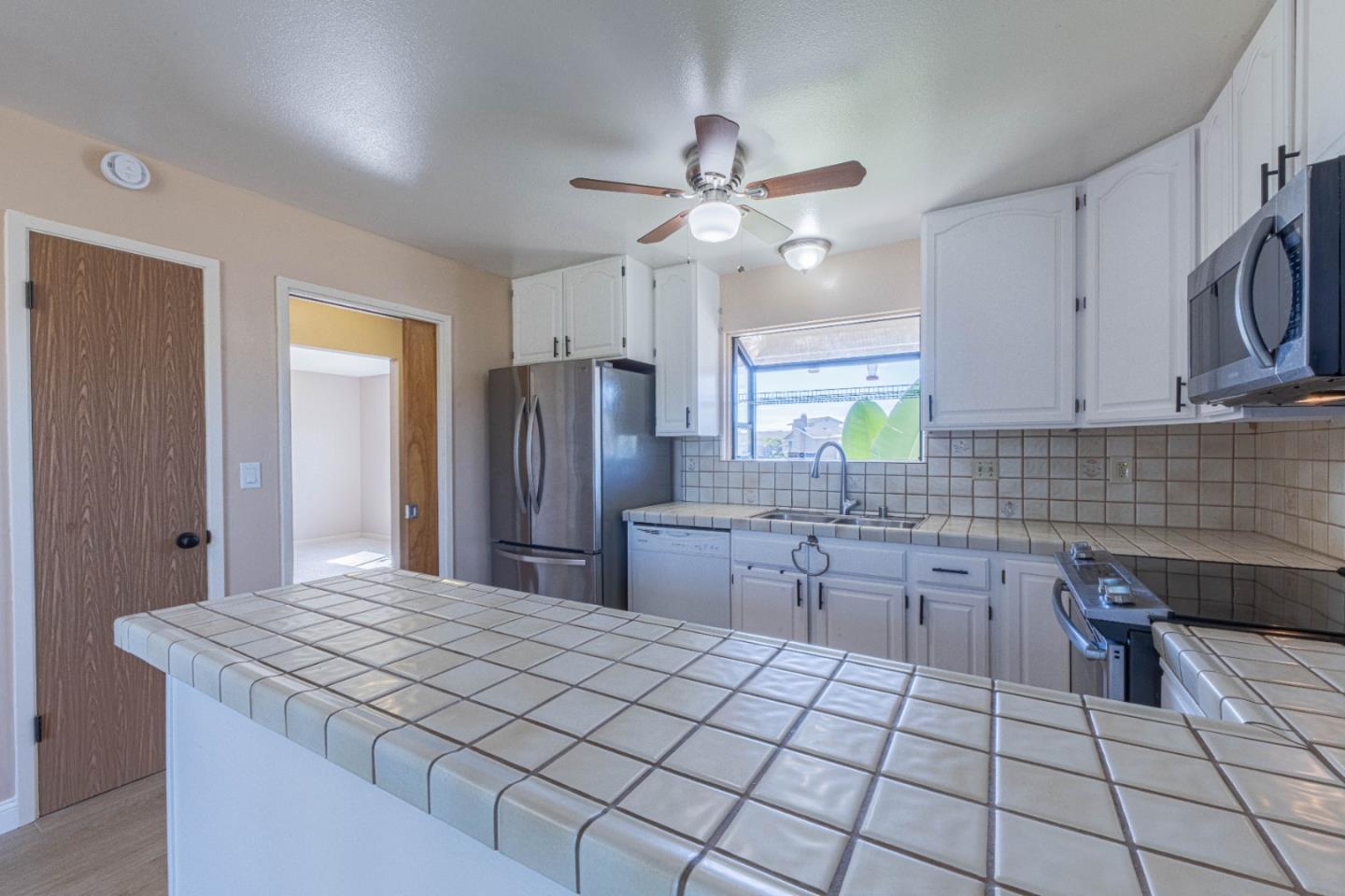 Detail Gallery Image 8 of 28 For 1519 Los Altos Way, Salinas,  CA 93906 - 3 Beds | 2 Baths