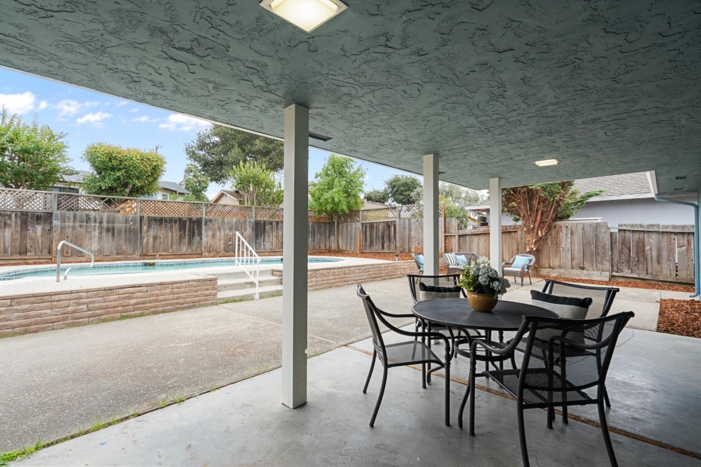 Detail Gallery Image 30 of 36 For 1941 Memorial Dr, Hollister,  CA 95023 - 3 Beds | 2/1 Baths