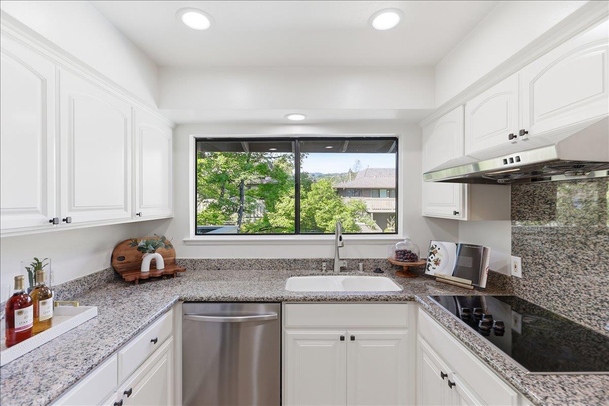 Detail Gallery Image 9 of 40 For 14347 Saratoga Ave #B,  Saratoga,  CA 95070 - 2 Beds | 2 Baths