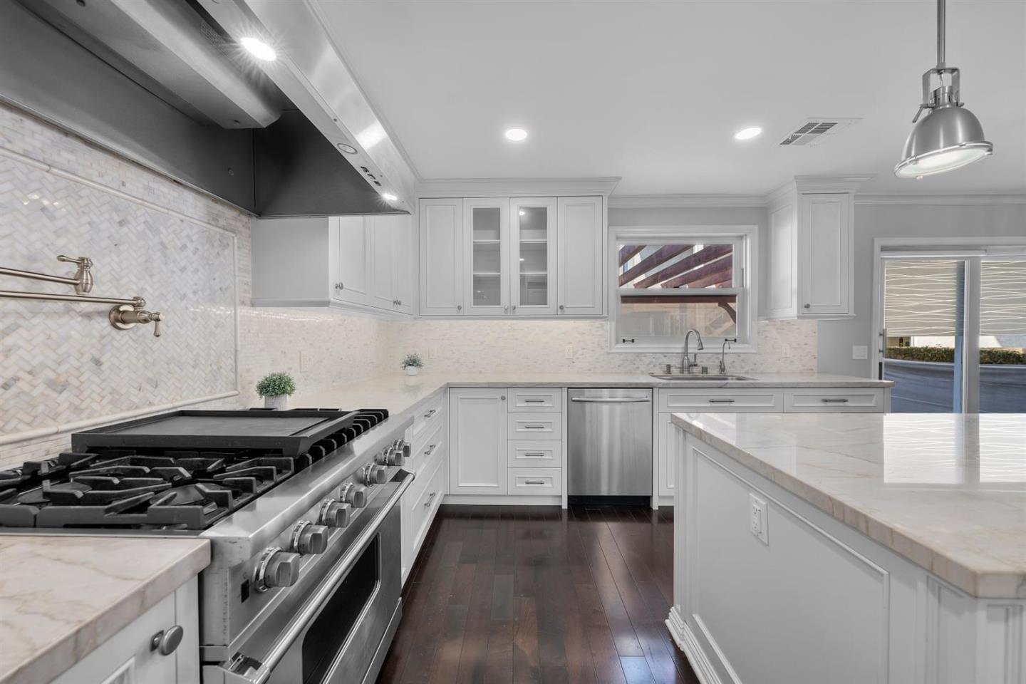 Detail Gallery Image 11 of 59 For 619 Beryl St, Redondo Beach,  CA 90277 - 4 Beds | 3 Baths