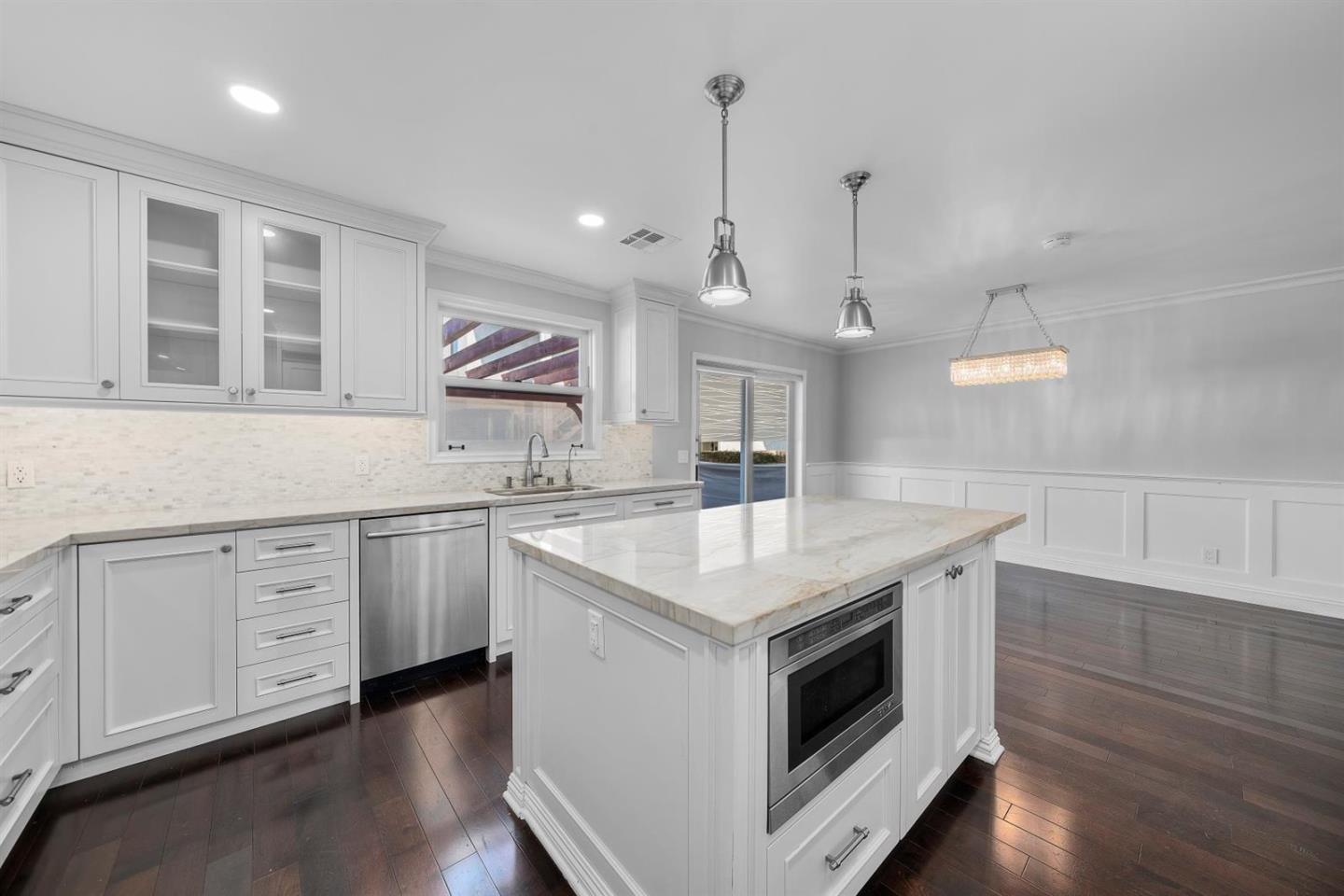 Detail Gallery Image 12 of 59 For 619 Beryl St, Redondo Beach,  CA 90277 - 4 Beds | 3 Baths