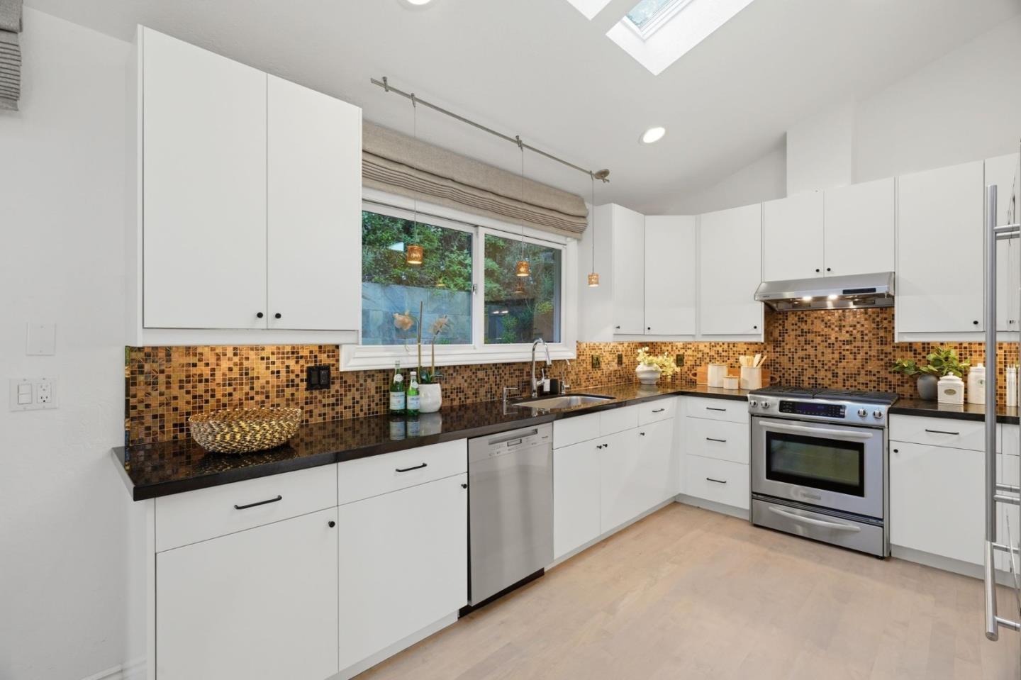 Detail Gallery Image 12 of 27 For 215 Vista De Sierra, Los Gatos,  CA 95030 - 5 Beds | 3 Baths