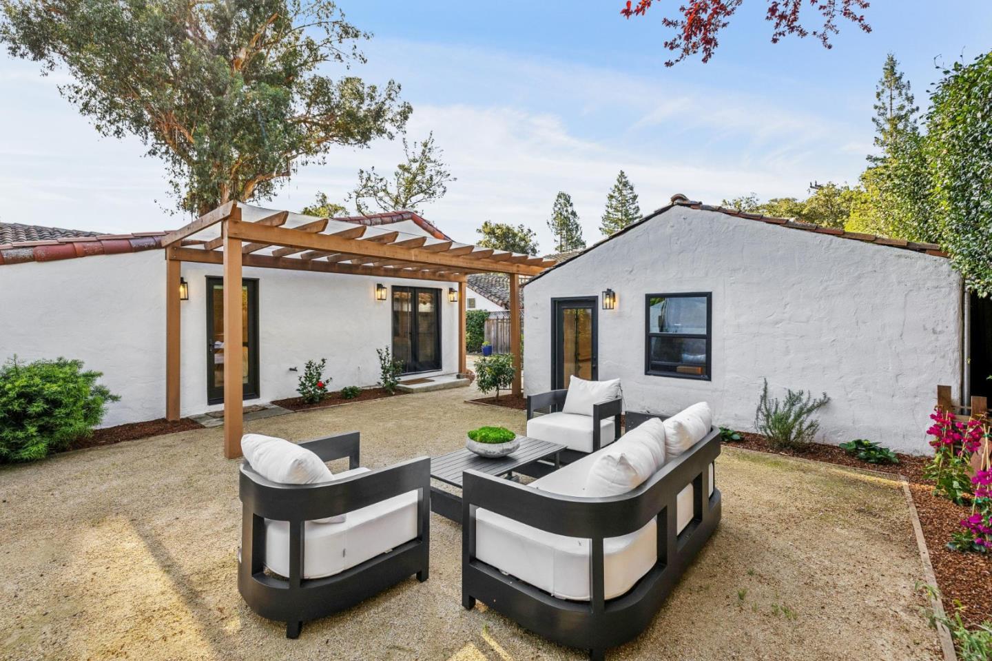 Detail Gallery Image 32 of 43 For 2030 Sand Hill Rd, Menlo Park,  CA 94025 - 3 Beds | 2/1 Baths