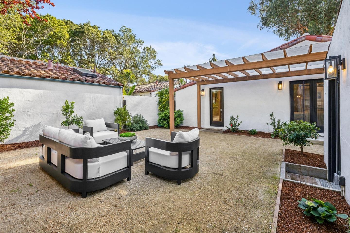 Detail Gallery Image 34 of 43 For 2030 Sand Hill Rd, Menlo Park,  CA 94025 - 3 Beds | 2/1 Baths