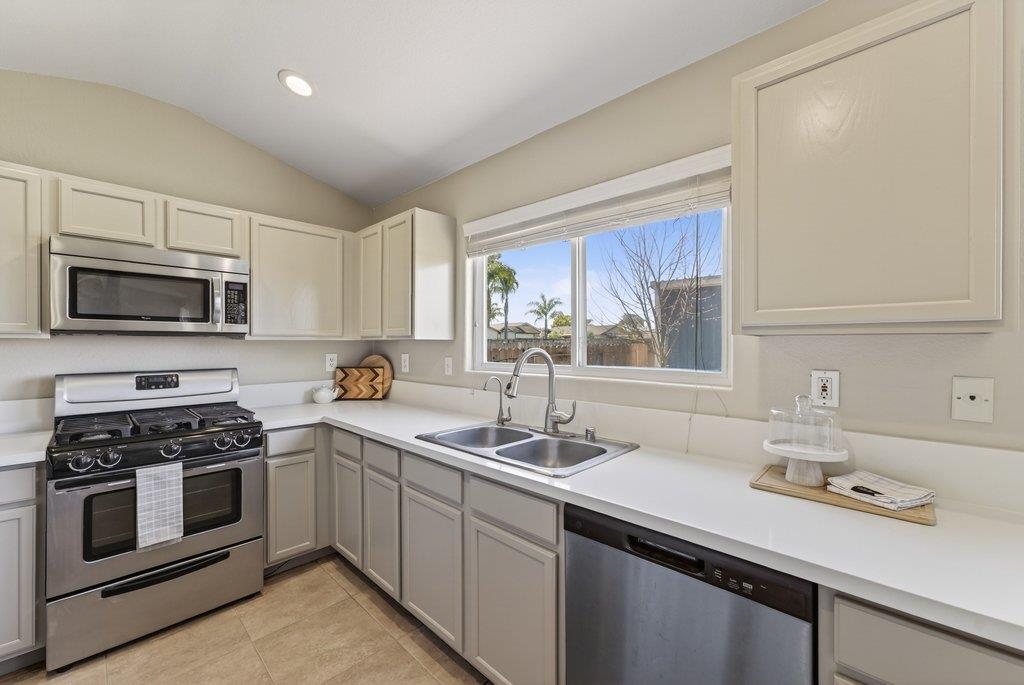 Detail Gallery Image 16 of 36 For 120 Onyx Dr, Watsonville,  CA 95076 - 3 Beds | 2 Baths