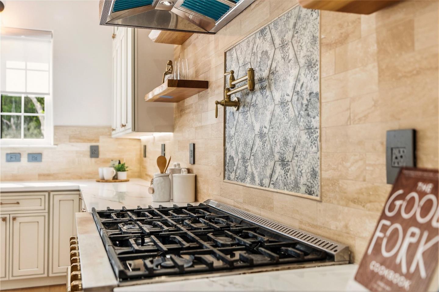 Detail Gallery Image 19 of 81 For 2565 Benson Ave, Santa Cruz,  CA 95065 - 6 Beds | 4/1 Baths