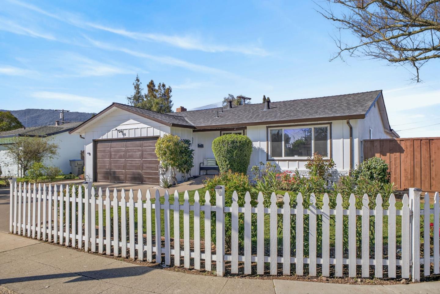 Detail Gallery Image 2 of 28 For 5601 Drysdale Dr, San Jose,  CA 95124 - 4 Beds | 2 Baths