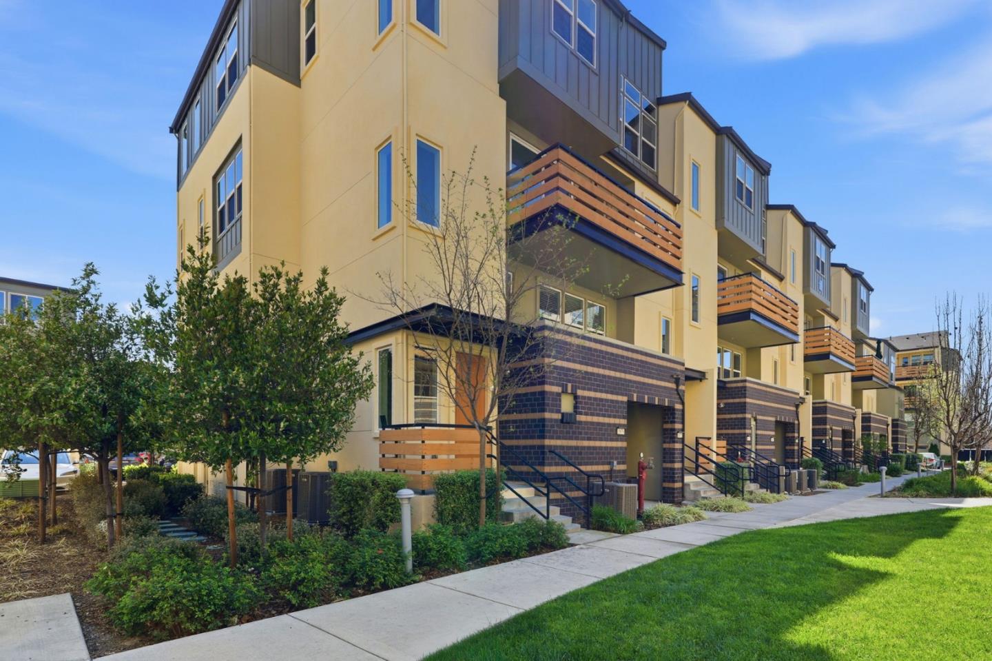 Detail Gallery Image 3 of 32 For 1985 Mahuron, San Jose,  CA 95133 - 4 Beds | 3 Baths