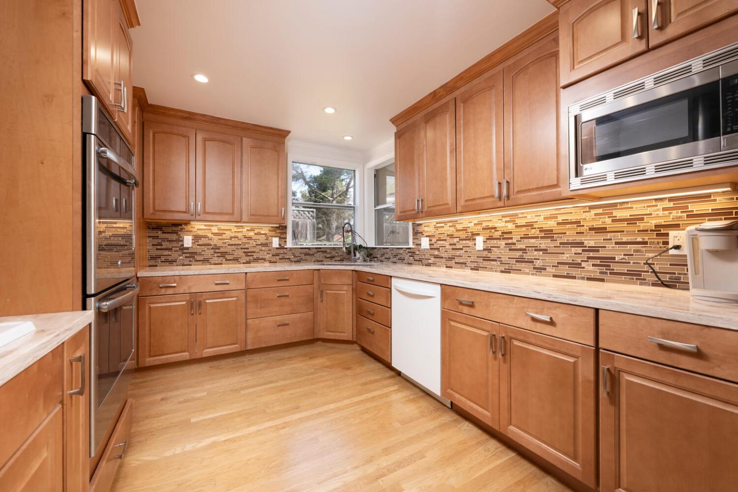 Detail Gallery Image 11 of 30 For 18 Yarnall Pl, Redwood City,  CA 94063 - 3 Beds | 2 Baths