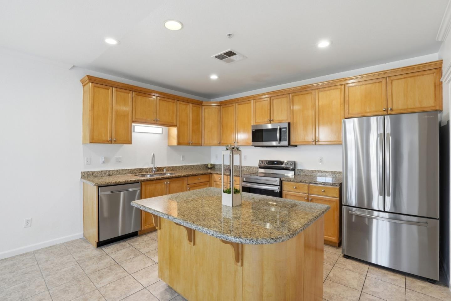 Detail Gallery Image 5 of 25 For 88 N Jackson Ave #325,  San Jose,  CA 95116 - 3 Beds | 2 Baths