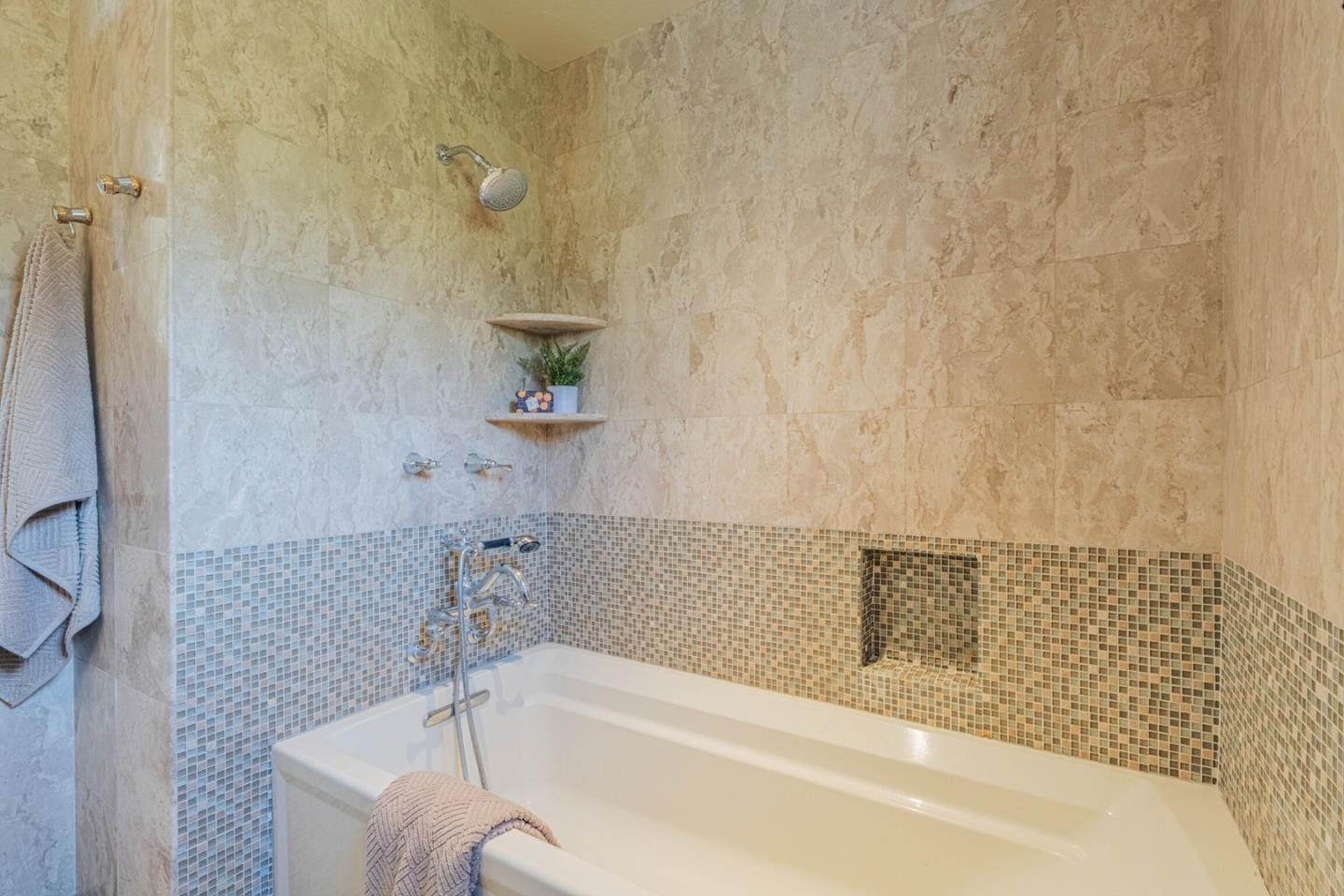 Detail Gallery Image 38 of 42 For 25949 Deer Run Ln, Salinas,  CA 93908 - 2 Beds | 2/1 Baths