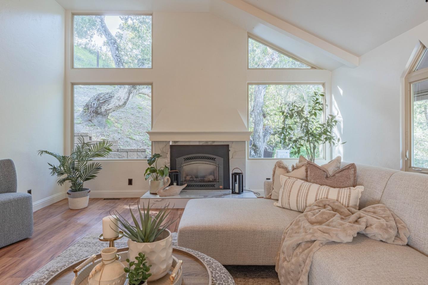 Detail Gallery Image 4 of 42 For 25949 Deer Run Ln, Salinas,  CA 93908 - 2 Beds | 2/1 Baths