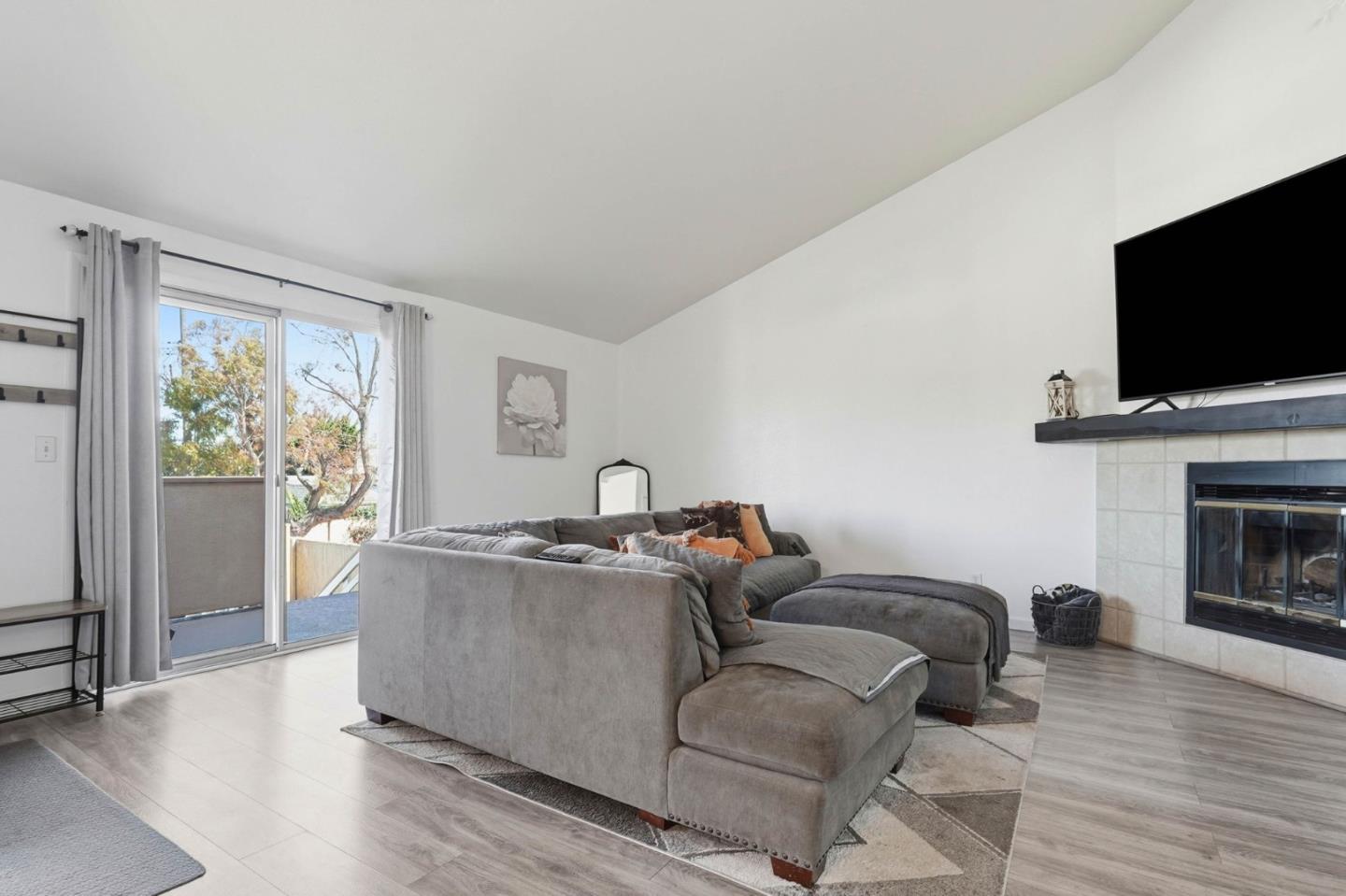 Detail Gallery Image 4 of 48 For 1055 Padre Dr #2,  Salinas,  CA 93901 - 2 Beds | 1 Baths