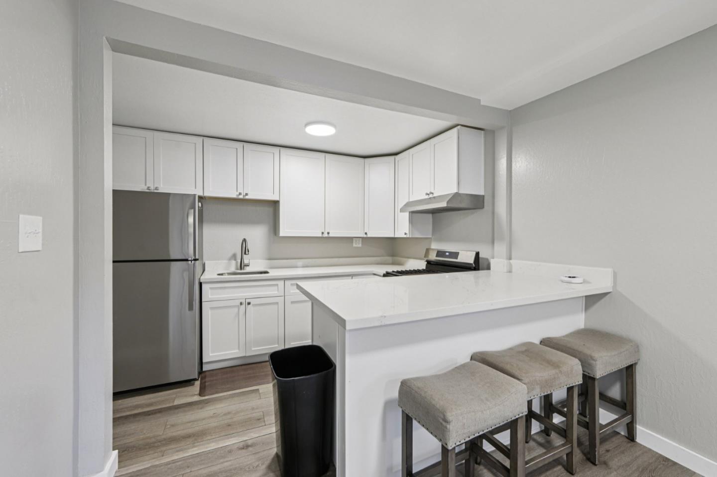 Detail Gallery Image 5 of 25 For 2745 E 10th St, Oakland,  CA 94601 - 6 Beds | 2 Baths