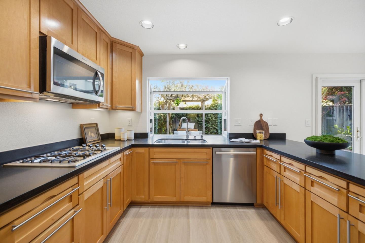 Detail Gallery Image 10 of 33 For 1005 Cardiff Ln, Redwood City,  CA 94061 - 4 Beds | 2/1 Baths