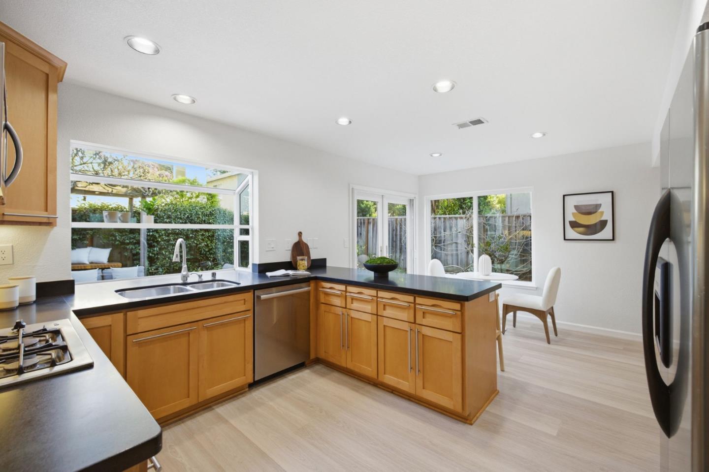 Detail Gallery Image 12 of 33 For 1005 Cardiff Ln, Redwood City,  CA 94061 - 4 Beds | 2/1 Baths