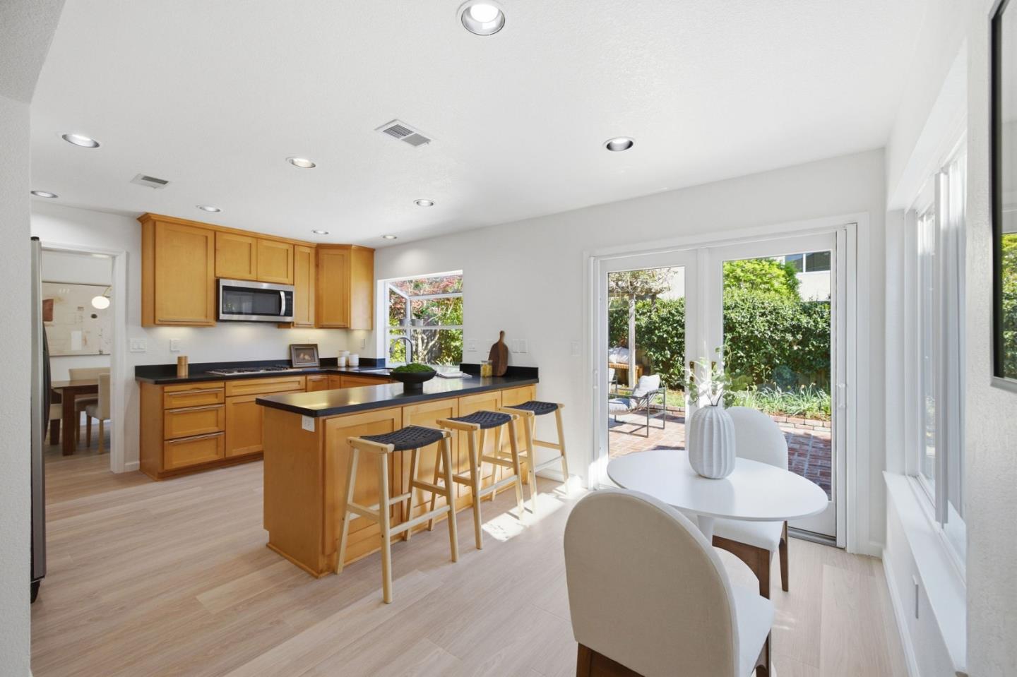 Detail Gallery Image 14 of 33 For 1005 Cardiff Ln, Redwood City,  CA 94061 - 4 Beds | 2/1 Baths