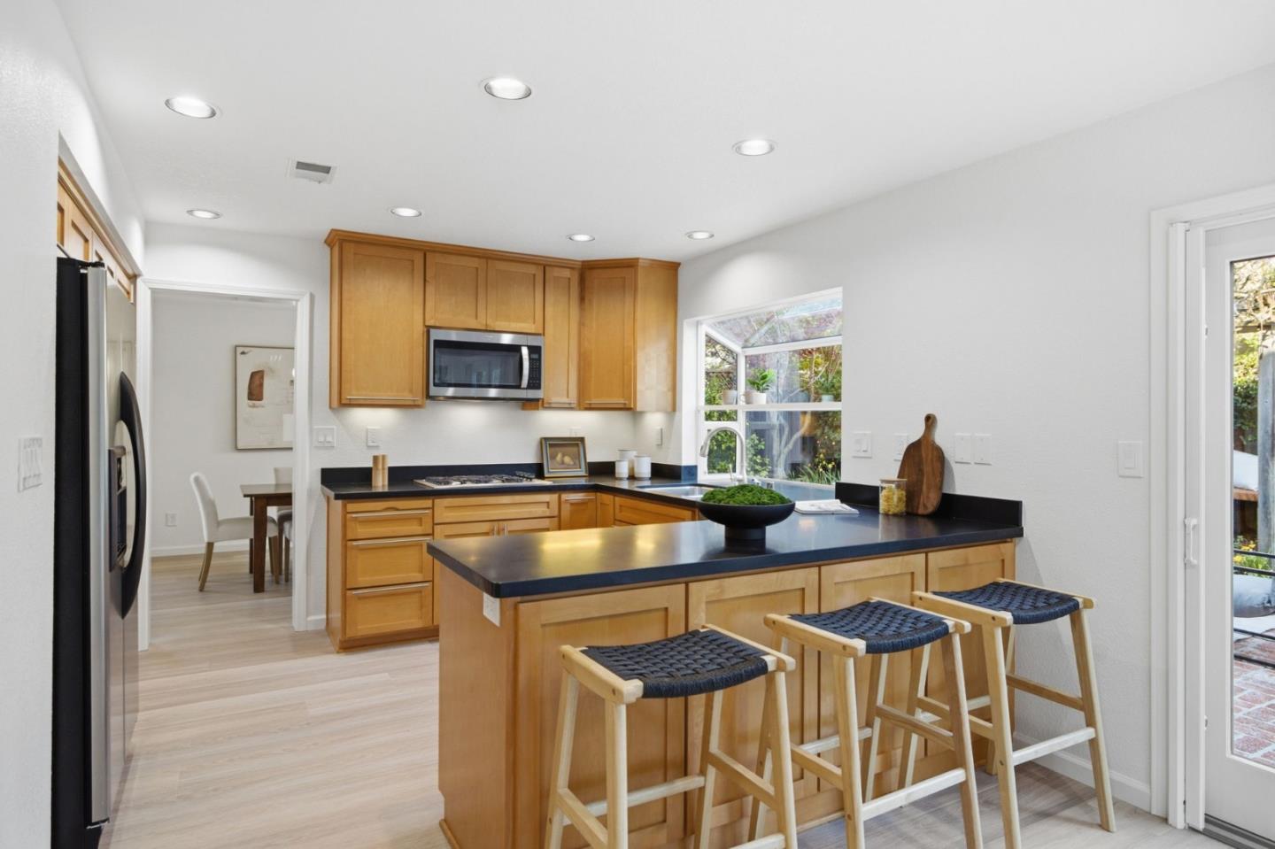 Detail Gallery Image 9 of 33 For 1005 Cardiff Ln, Redwood City,  CA 94061 - 4 Beds | 2/1 Baths