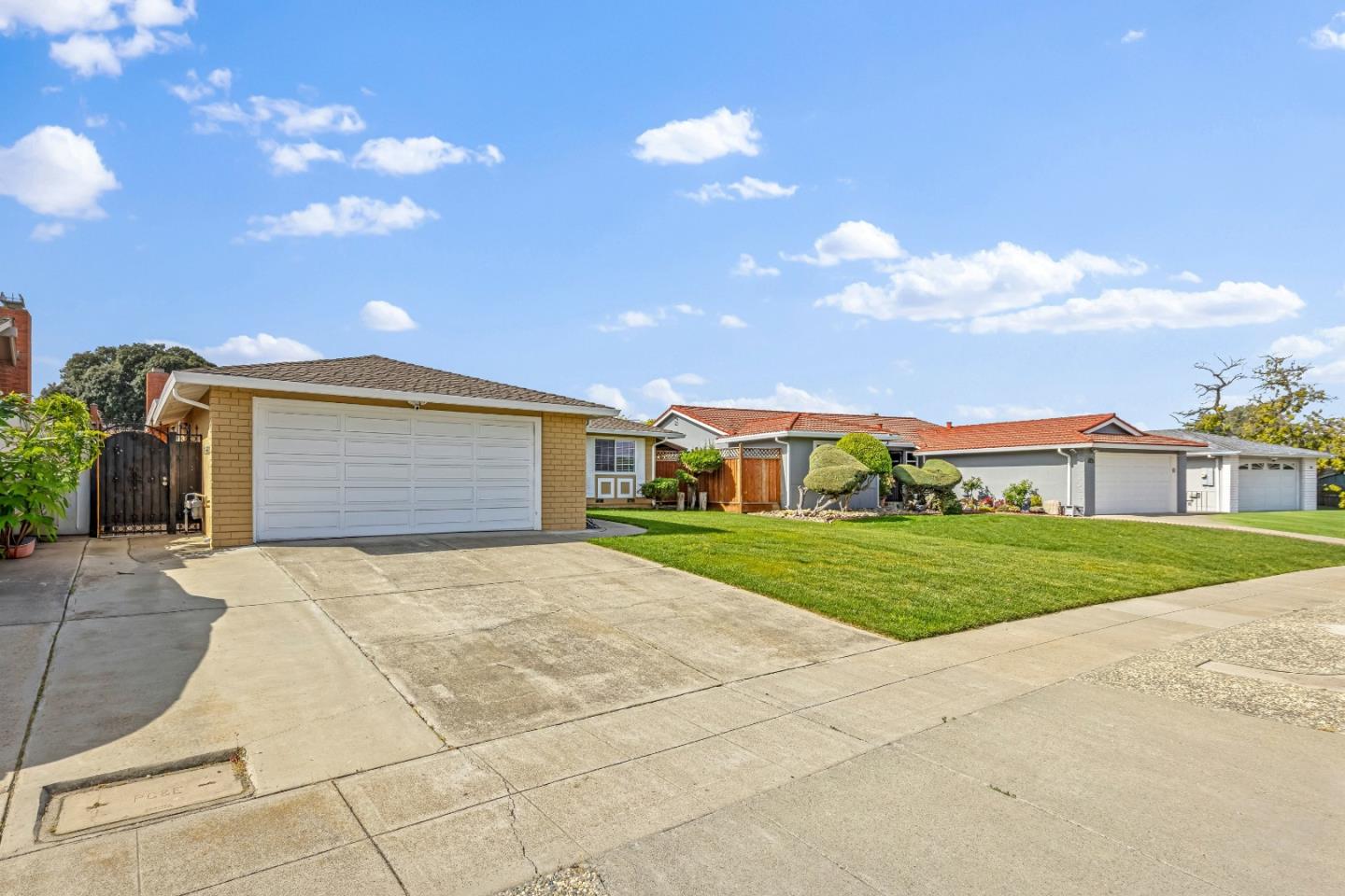 Detail Gallery Image 2 of 43 For 2698 Kendrick Cir, San Jose,  CA 95121 - 3 Beds | 2 Baths