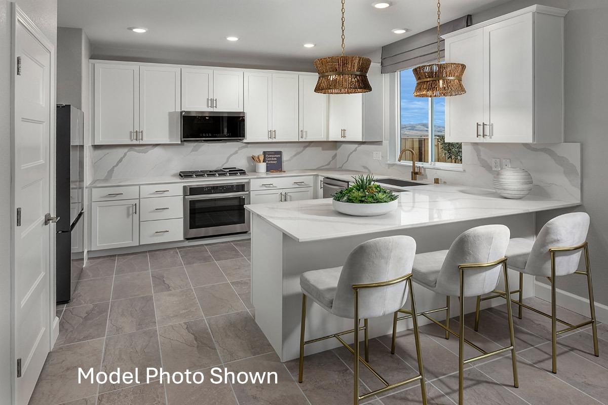 Detail Gallery Image 2 of 6 For 460 Walk About Way, Hollister,  CA 95023 - 5 Beds | 3 Baths