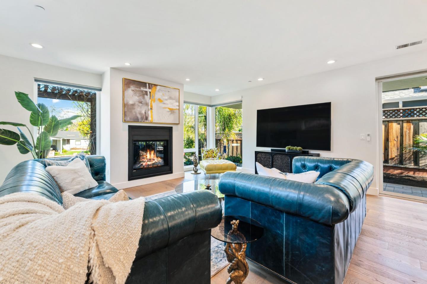 Detail Gallery Image 14 of 112 For 16 Hillview Ave, Redwood City,  CA 94062 - 4 Beds | 3/1 Baths