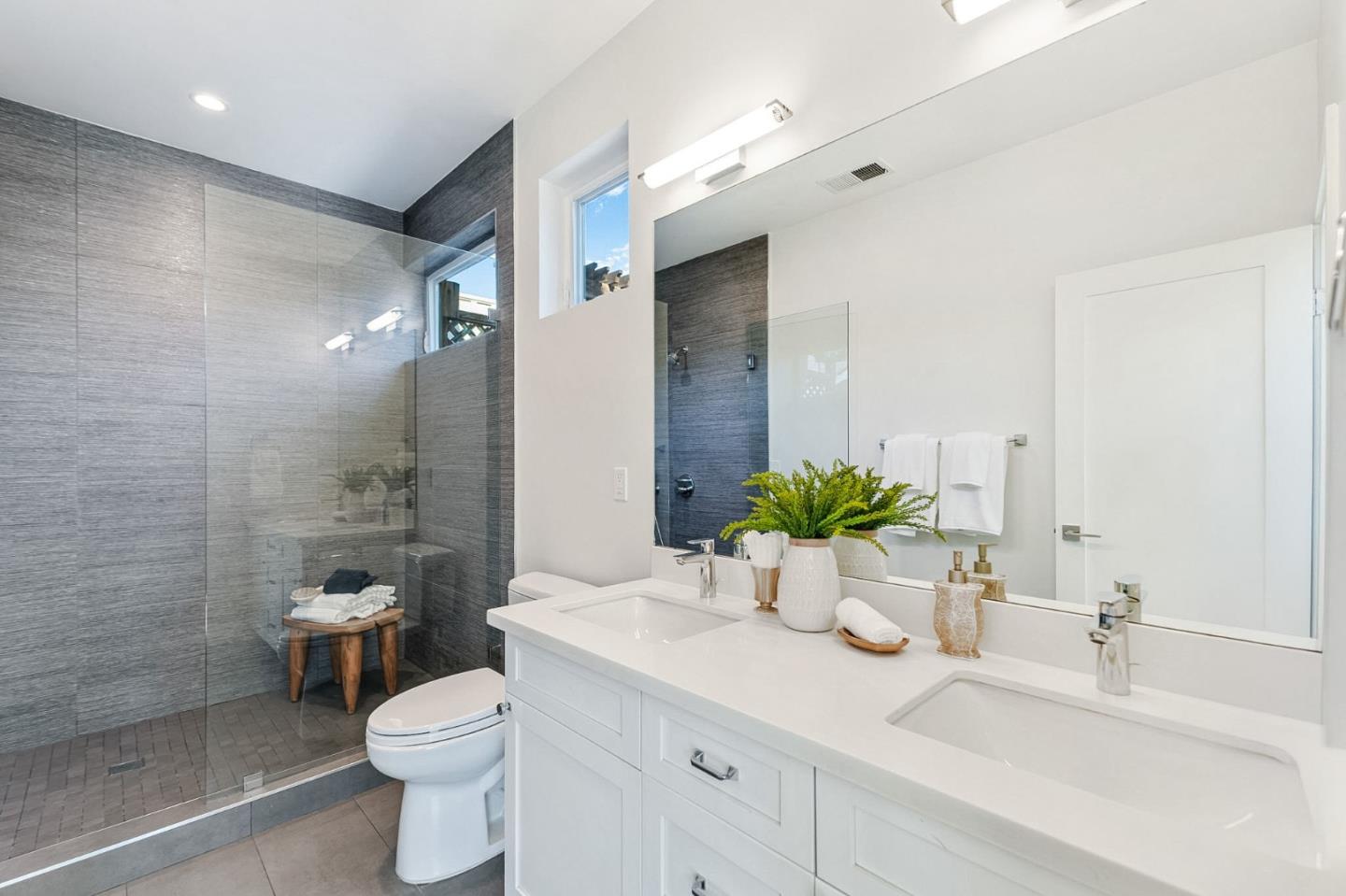 Detail Gallery Image 31 of 112 For 16 Hillview Ave, Redwood City,  CA 94062 - 4 Beds | 3/1 Baths