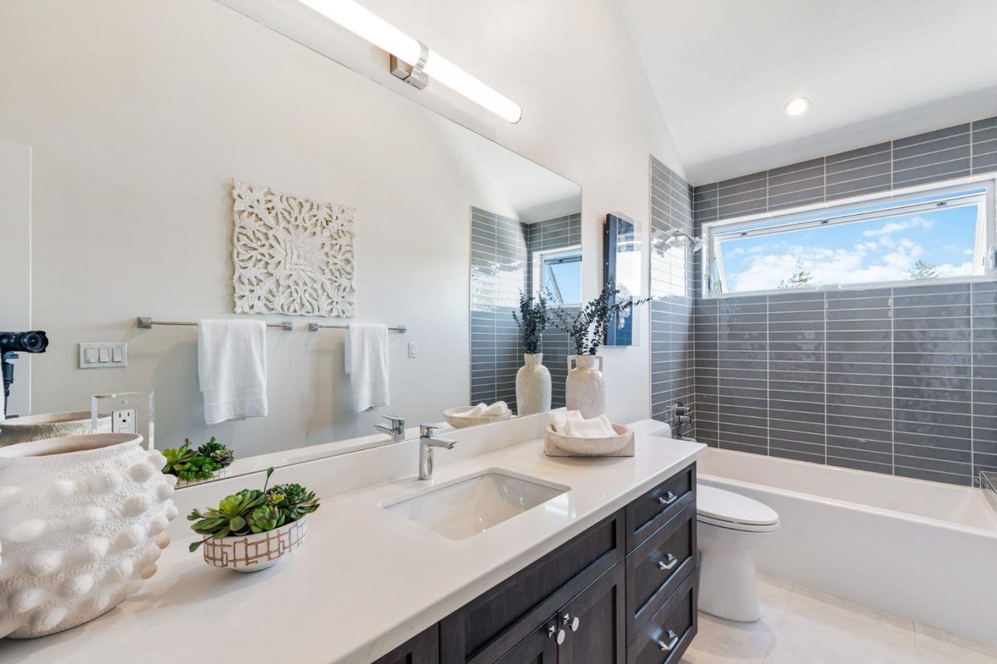 Detail Gallery Image 43 of 112 For 16 Hillview Ave, Redwood City,  CA 94062 - 4 Beds | 3/1 Baths