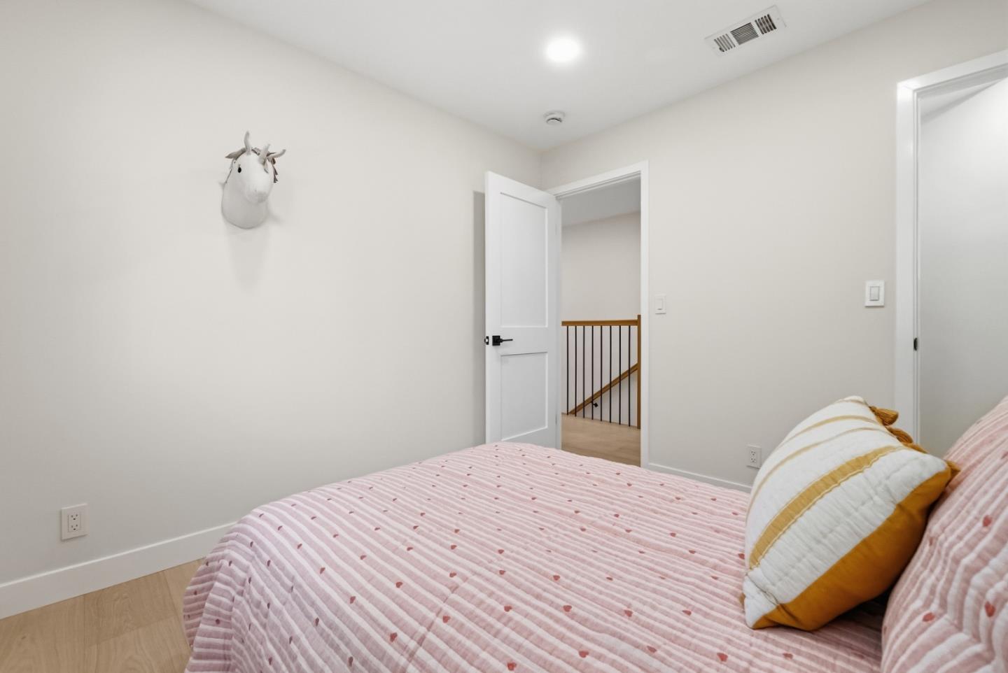 Detail Gallery Image 28 of 48 For 22 Dickens Ct, San Carlos,  CA 94070 - 4 Beds | 2/1 Baths