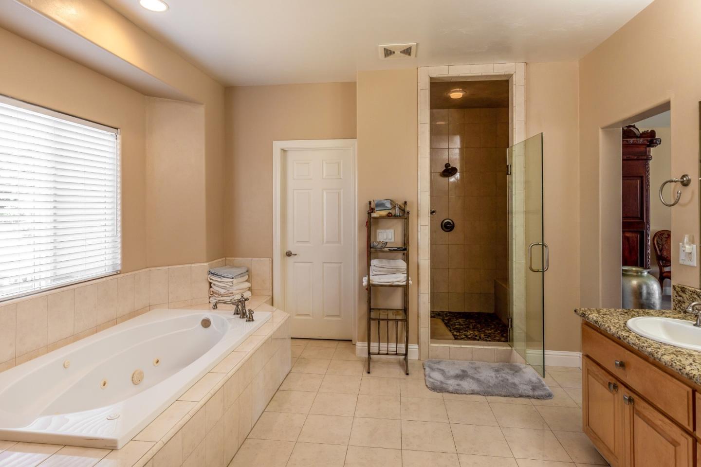 Detail Gallery Image 13 of 38 For 741 Riverside Rd, Hollister,  CA 95023 - 4 Beds | 3/1 Baths