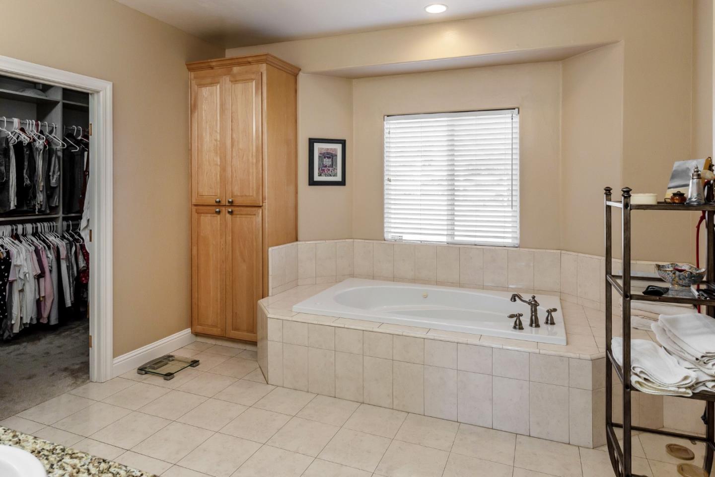 Detail Gallery Image 14 of 38 For 741 Riverside Rd, Hollister,  CA 95023 - 4 Beds | 3/1 Baths