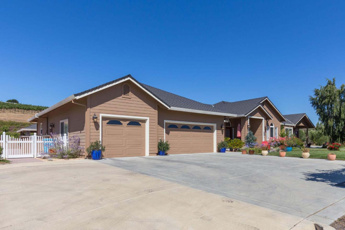 Detail Gallery Image 3 of 38 For 741 Riverside Rd, Hollister,  CA 95023 - 4 Beds | 3/1 Baths