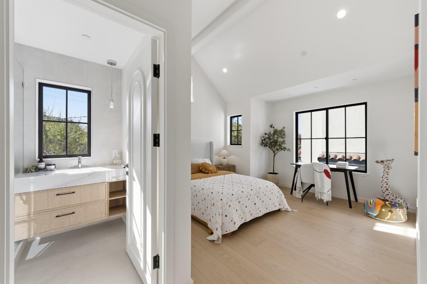 Detail Gallery Image 30 of 61 For 114 Bayswater Ave, Burlingame,  CA 94010 - 5 Beds | 5/1 Baths