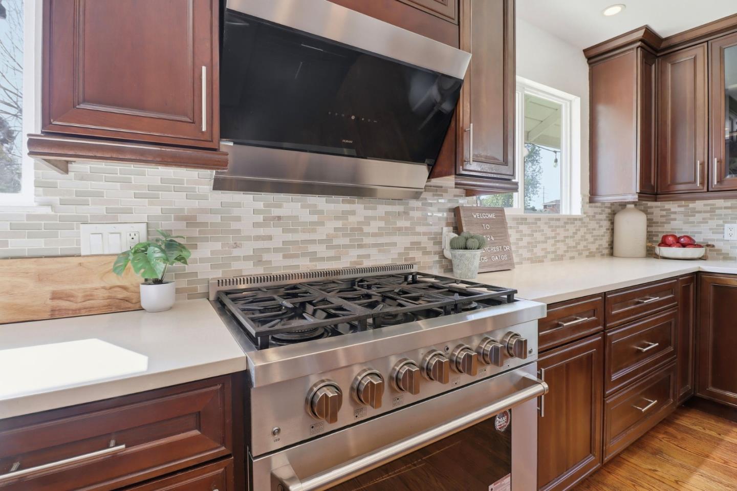 Detail Gallery Image 10 of 44 For 124 Hollycrest Dr, Los Gatos,  CA 95032 - 3 Beds | 2 Baths