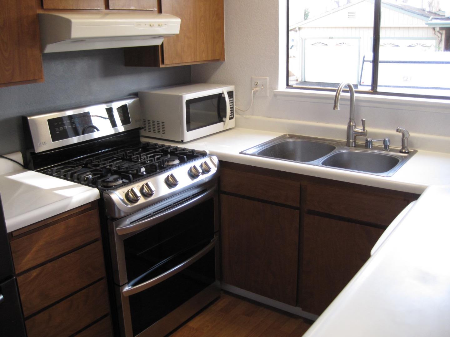 Detail Gallery Image 3 of 18 For 134 Cypress Grove Ct, Marina,  CA 93933 - 2 Beds | 1/1 Baths