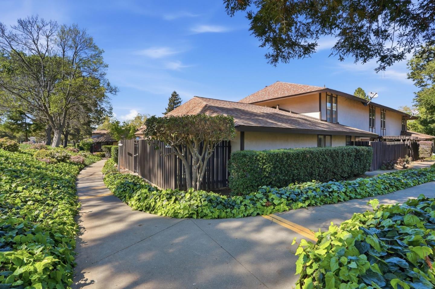 Detail Gallery Image 2 of 23 For 5442 Roundtree Ct a,  Concord,  CA 94521 - 2 Beds | 1 Baths