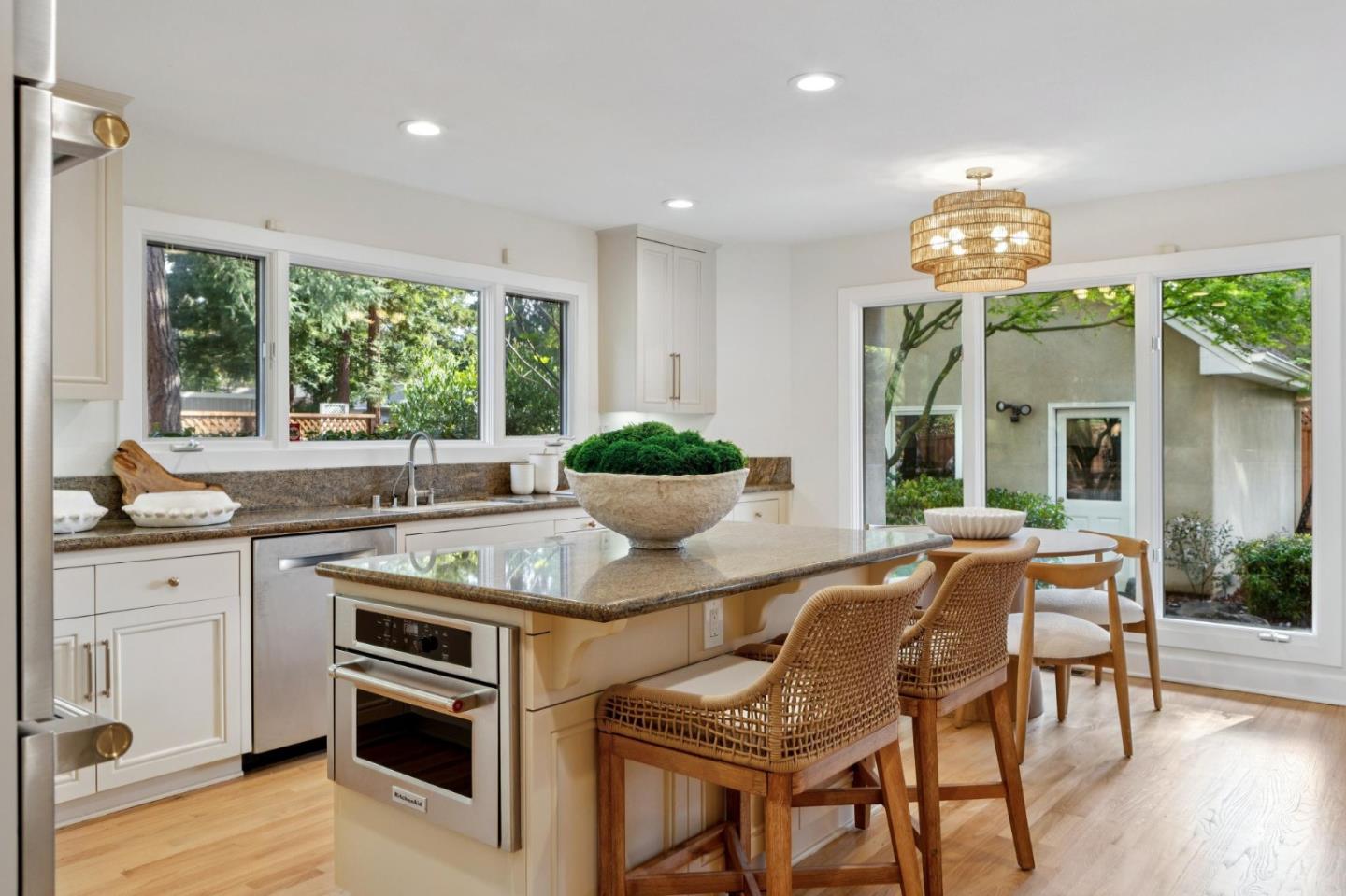 Detail Gallery Image 13 of 47 For 250 Selby Ln, Atherton,  CA 94027 - 4 Beds | 3/1 Baths