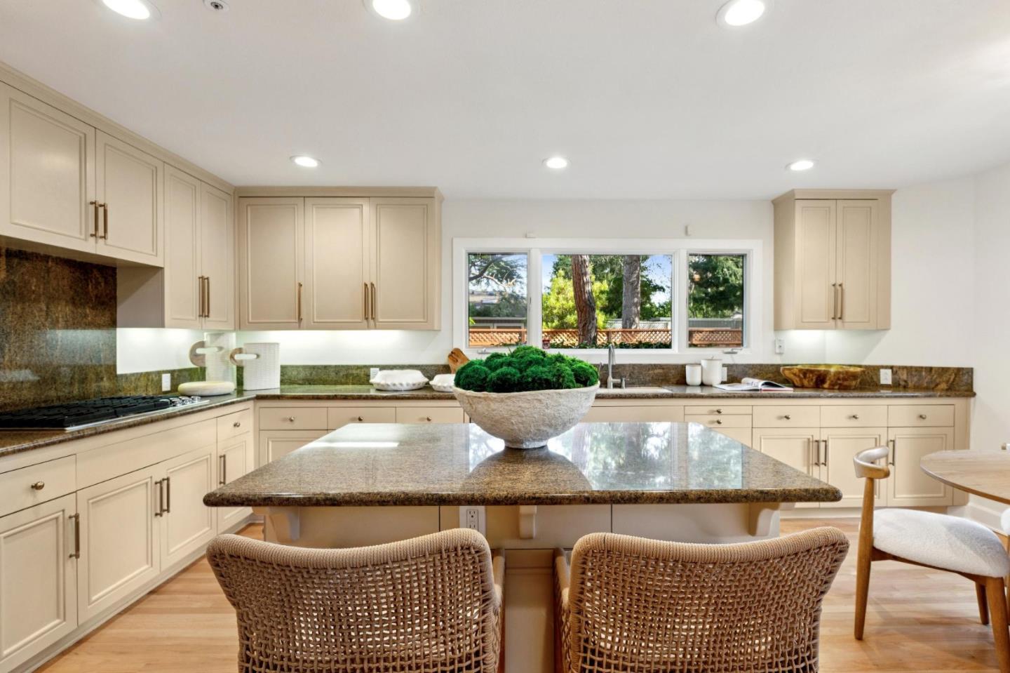 Detail Gallery Image 14 of 47 For 250 Selby Ln, Atherton,  CA 94027 - 4 Beds | 3/1 Baths