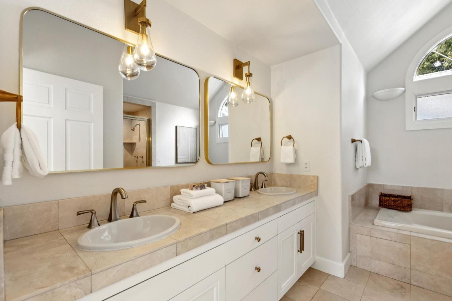 Detail Gallery Image 26 of 47 For 250 Selby Ln, Atherton,  CA 94027 - 4 Beds | 3/1 Baths