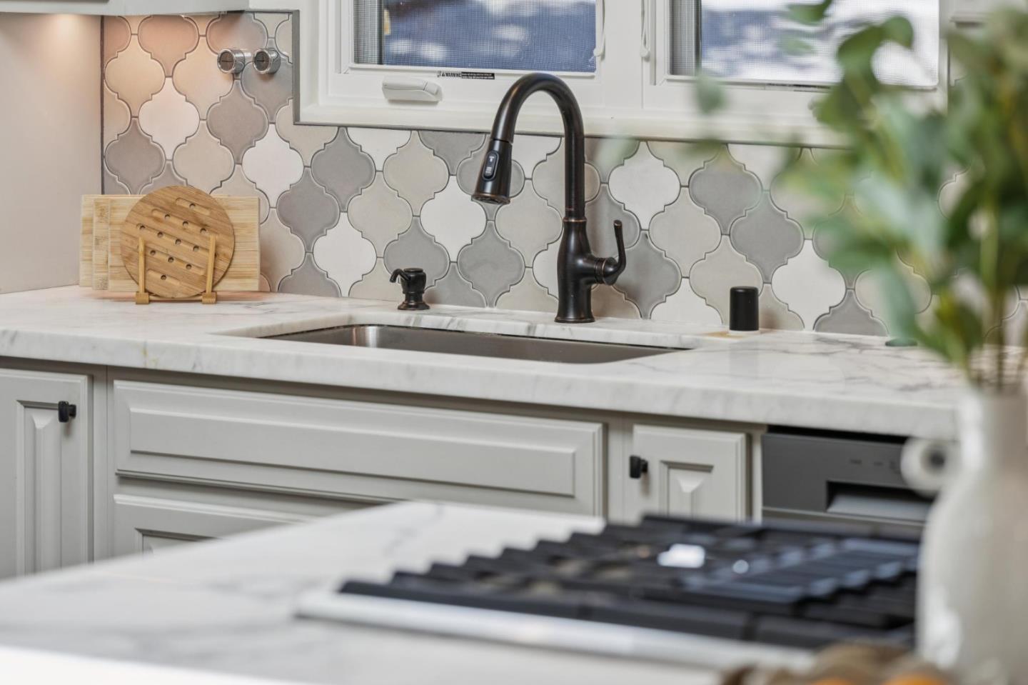 Detail Gallery Image 13 of 57 For 830 Monte Rosa Dr, Menlo Park,  CA 94025 - 4 Beds | 5/1 Baths