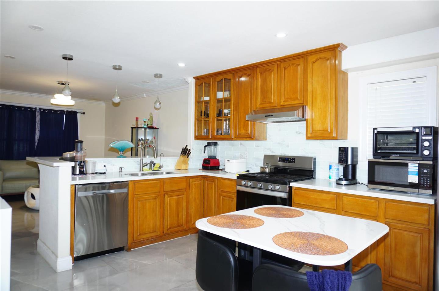 Detail Gallery Image 5 of 17 For 2057 E San Antonio St, San Jose,  CA 95116 - 3 Beds | 2/1 Baths