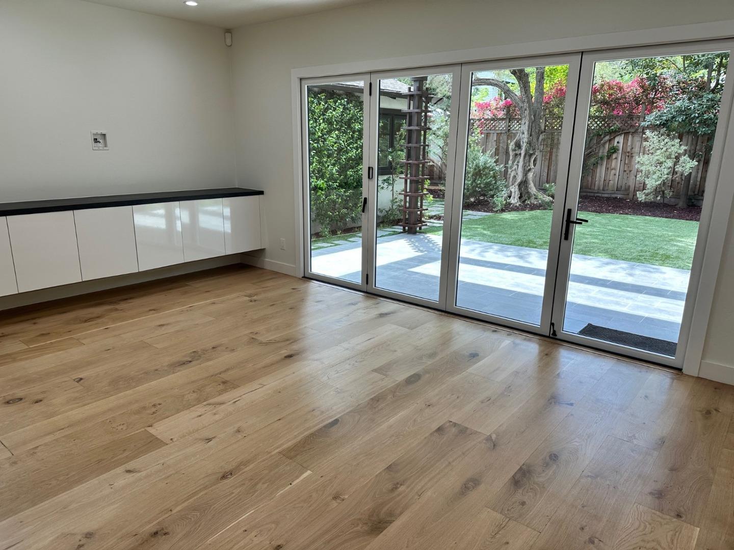 Detail Gallery Image 12 of 39 For 850 Guinda St, Palo Alto,  CA 94301 - 4 Beds | 3 Baths