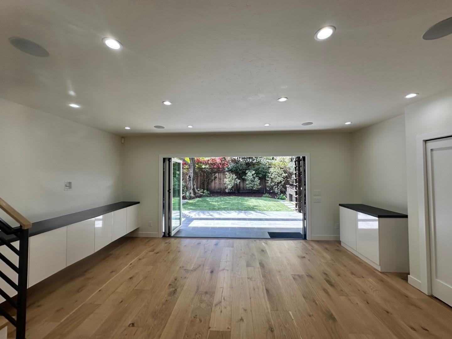 Detail Gallery Image 14 of 39 For 850 Guinda St, Palo Alto,  CA 94301 - 4 Beds | 3 Baths